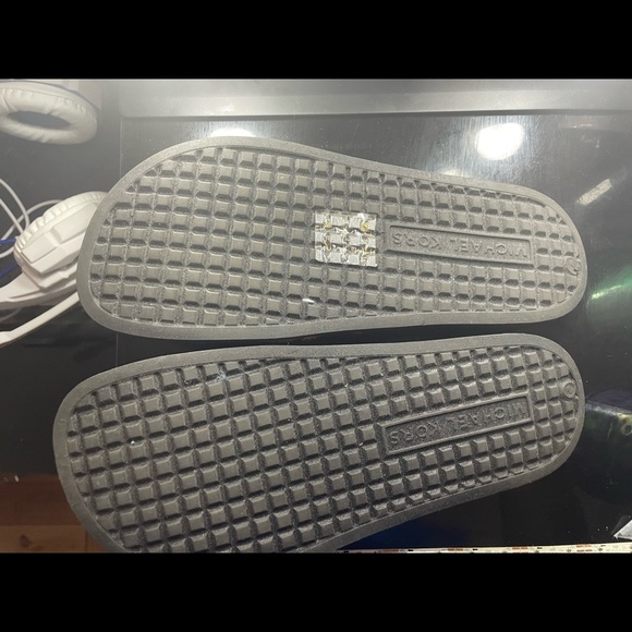 Michael kors slides… size 6 - Picture 3 of 4